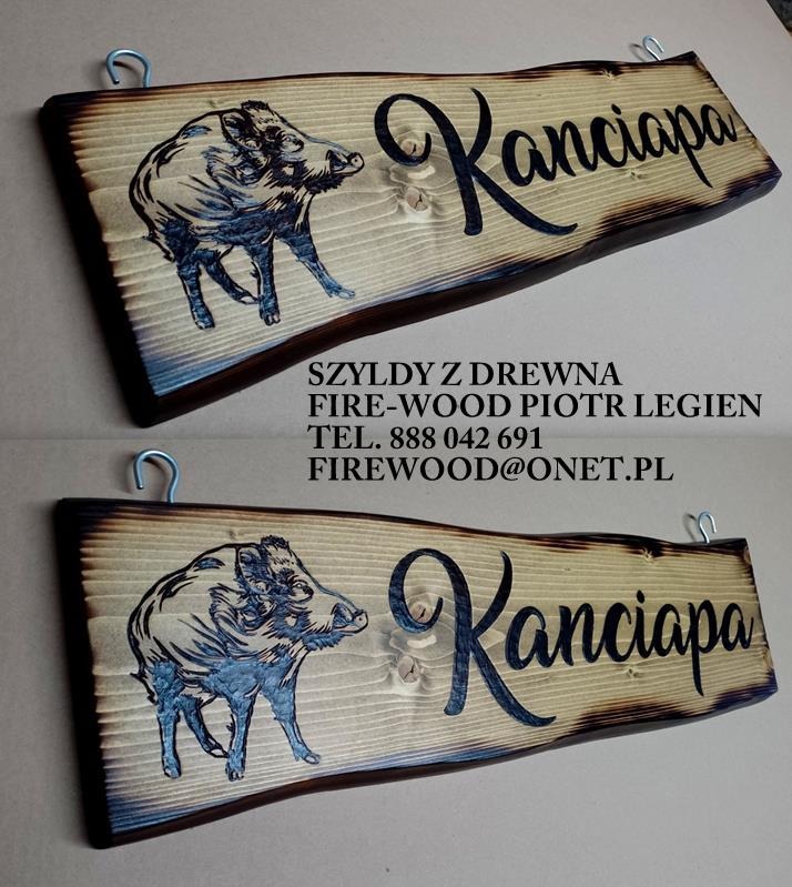 Dwa drewniane szyldy z wypalonym motywem dzika i napisem 'Kanciapa', zawieszone na metalowych haczykach, z widocznymi danymi kontaktowymi firmy Fire-Wood Piotr Legien.