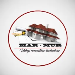 Logo firmy MAR-MUR oferującej usługi remontowo-budowlane, przedstawiające model domu z planami i miarką zwiniętą, umieszczone w okręgu.