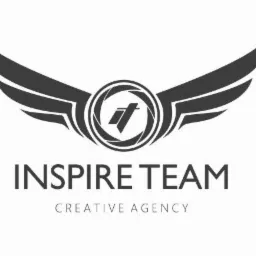 Logo firmy Inspire Team Creative Agency: grafika przedstawia skrzydła z obiektywem aparatu fotograficznego w środku.