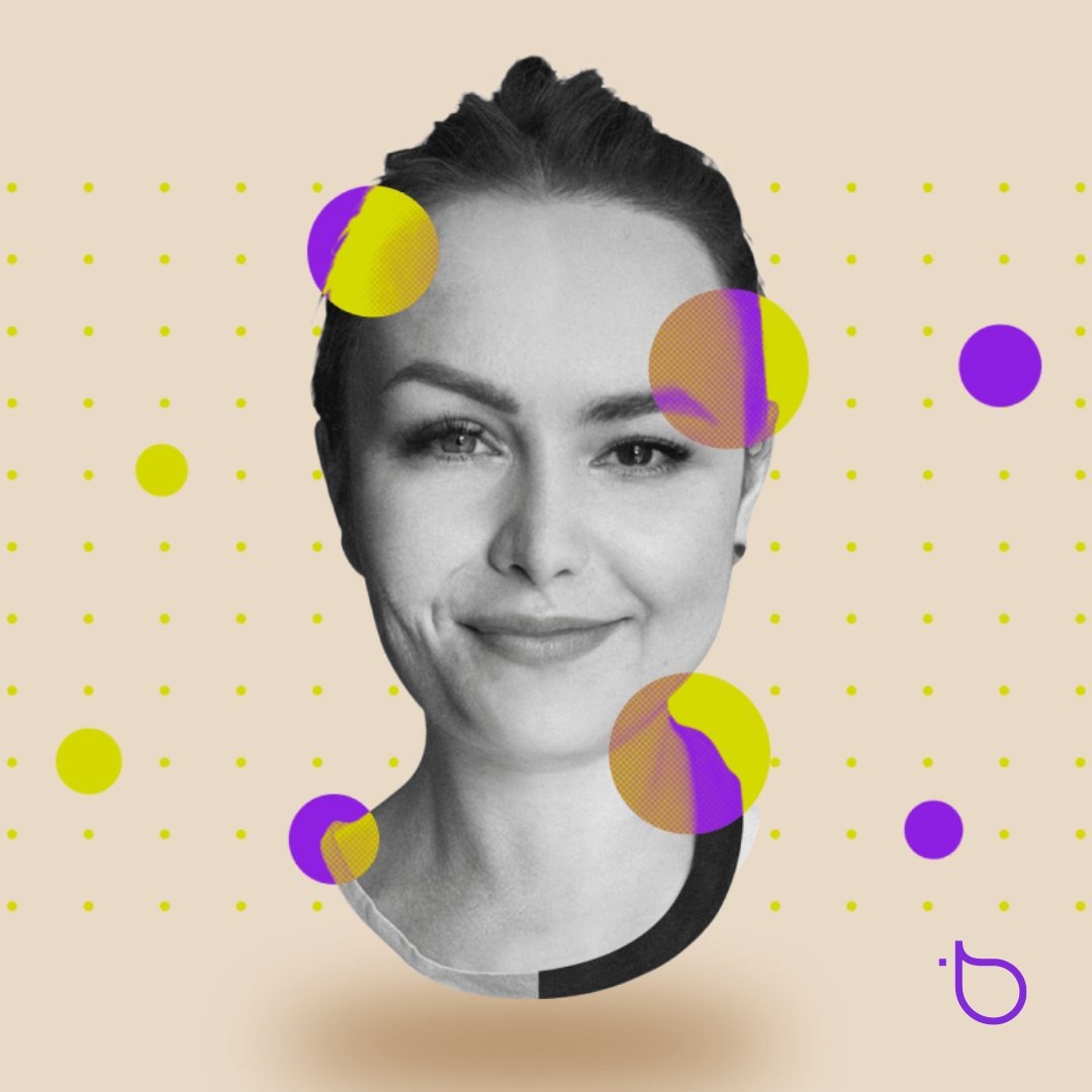 Portret kobiety w czerni i bieli, z nałożonymi kolorowymi, abstrakcyjnymi elementami graficznymi na beżowym tle w kropki. Uśmiech, profesjonalizm, nowoczesny design.