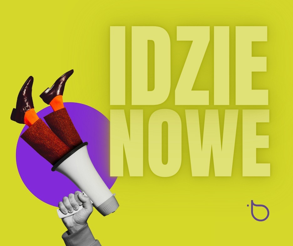 Grafika z hasłem 'Idzie nowe', ręką trzymającą megafon, z którego wystają nogi w brązowych spodniach i butach. Żółte tło z fioletowym okręgiem.