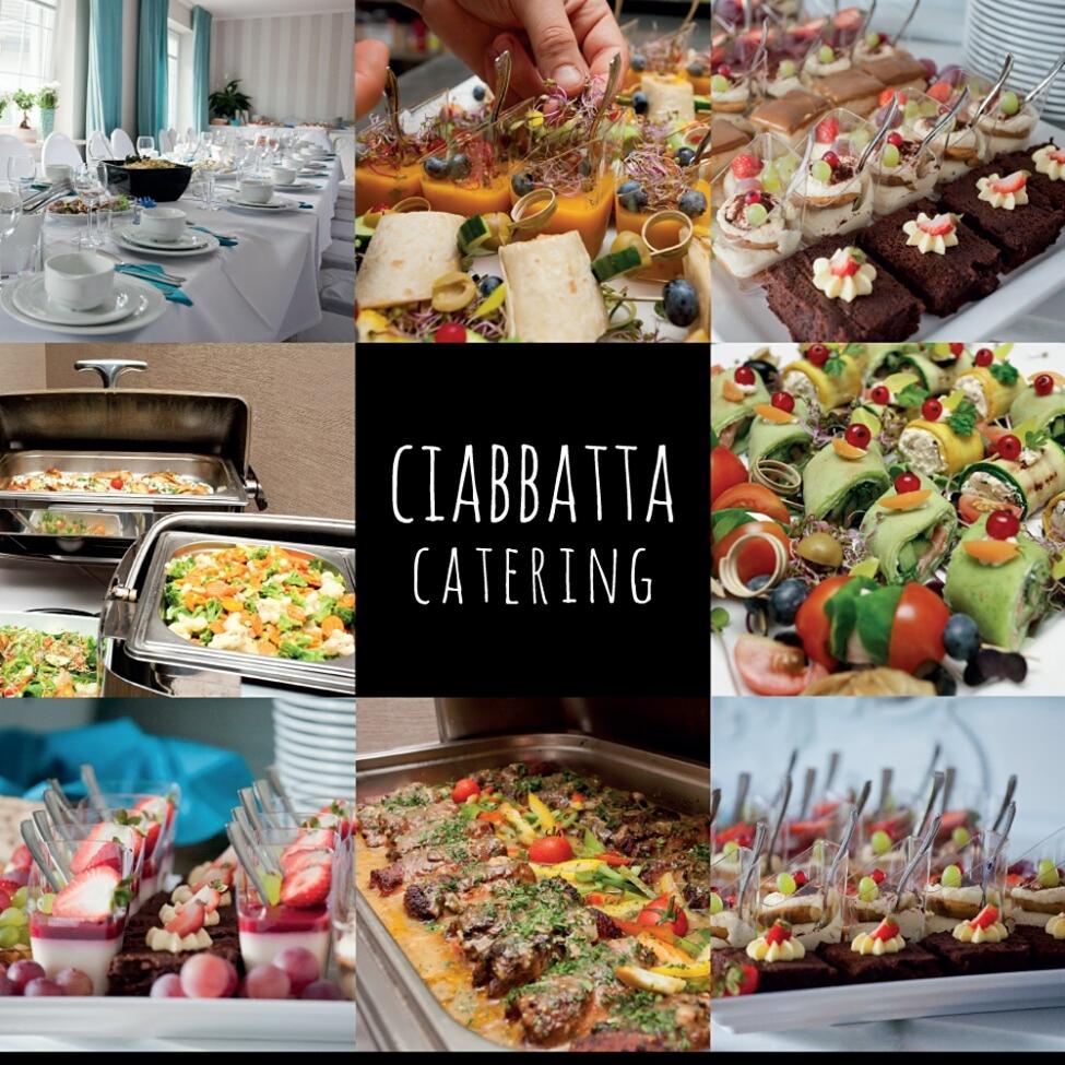 Kompozycja kolażu z różnorodnych dań: elegancko nakryty stół, finger foody, sałatki i dania główne w bemarach, z centralnie umieszczonym napisem 'Ciabatta Catering'.