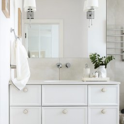 MiluMila - Jasna łazienka z białą szafką pod umywalką z sześciokątnymi uchwytami, chromowaną armaturą i minimalistycznymi kinkietami.