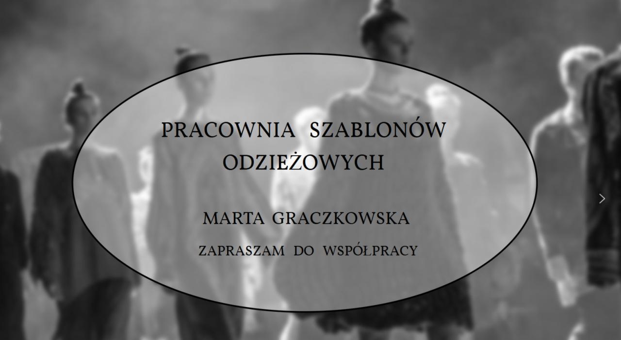 Logo pracowni szablonów odzieżowych Marta Graczkowska na rozmytym tle sylwetek modelek.