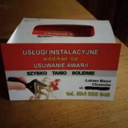 Wizytówka firmy instalacyjnej z hasłem 'Szybko, tanio, solidnie' i ilustracją dłoni zaciskającej klucz na zaworze.