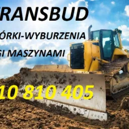 Żółty spychacz na tle błękitnego nieba z chmurami, z dużym numerem telefonu naniesionym na lemiesz i napisem TRANSBUD, prezentujący usługi rozbiórkowe i wyburzeniowe.