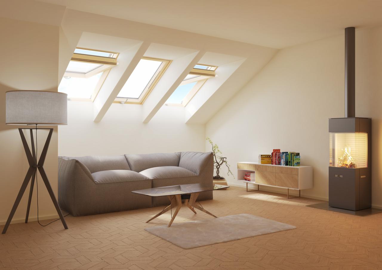 Jasny salon na poddaszu z trzema oknami dachowymi, szarą sofą, lampą na trójnogu, stolikiem kawowym z drewnianymi nogami, komodą z książkami i nowoczesnym kominkiem z paleniskiem.