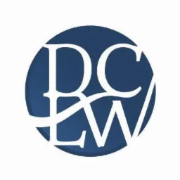 Logo firmy prawniczej przedstawiające inicjały DCBW w białym kolorze na granatowym okręgu.