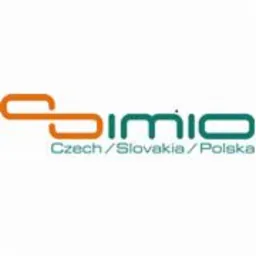 Pomarańczowo-niebieskie logo firmy Simio z napisem Czech/Slovakia/Polska poniżej, na białym tle.