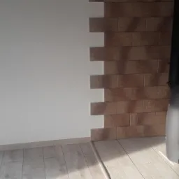 Panele, płytki, kamień ścienny