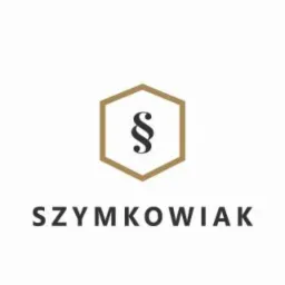 Logo kancelarii prawnej: paragraf w złotym sześciokącie nad nazwą 'SZYMKOWIAK' w kolorze czarnym, na białym tle.