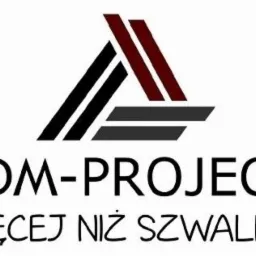 Logo firmy EDM-PROJECT z hasłem 'WIĘCEJ NIŻ SZWALNIA', trójkątny symbol z czarną, szarą i bordową linią.