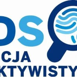 Logo Agencji Detektywistycznej XDS z motywem odcisku palca w lupie, utrzymane w odcieniach niebieskiego.