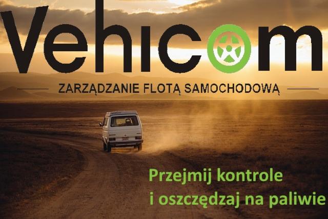 Grafika reklamowa z nazwą firmy Vehicom, hasłem 'Zarządzanie flotą samochodową' oraz zdjęciem białego vana jadącego po piaszczystej drodze o zachodzie słońca.
