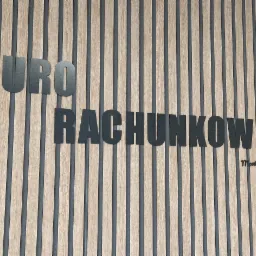 Ściana z drewnianych paneli z napisem 'Biuro Rachunkowe' w kolorze czarnym i podpisem 'Monika Rejman'.