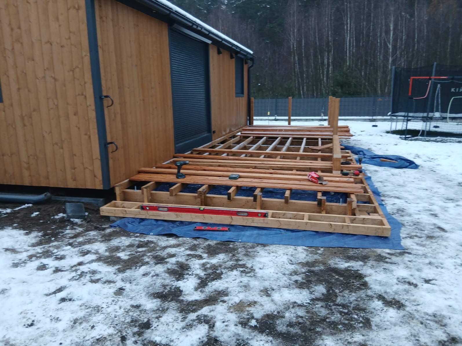 Wykonanie tarasu na gruncie, modrzew europejski. Gliwice