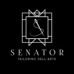 Logo firmy odzieżowej Senator Tailoring Dell'Arte: igła z nitką wpisana w kwadratową ramę o geometrycznym wzorze, na czarnym tle.