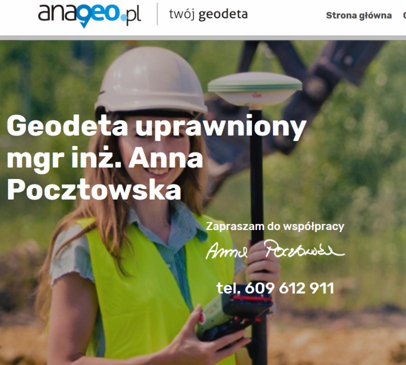 Kobieta inżynier w kasku i kamizelce odblaskowej trzyma odbiornik GNSS, w tle sprzęt budowlany i tekst reklamowy.