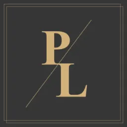 Eleganckie logo z literami P i L przecięte ukośną linią, na ciemnoszarym tle w złotej ramce.