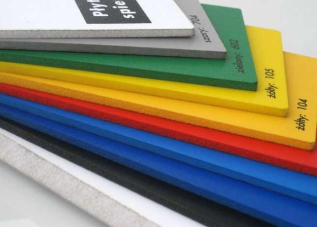 Przekrój stosu kolorowych płyt z pianki o różnych grubościach i fakturach, z nadrukowanymi nazwami kolorów.