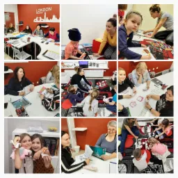 Montaż zdjęć przedstawiający uczniów i nauczycieli w różnych scenach nauki języka angielskiego: lekcje w klasie, gry edukacyjne na dywanie, praca z książkami i materiałami pomocniczymi, w tle...