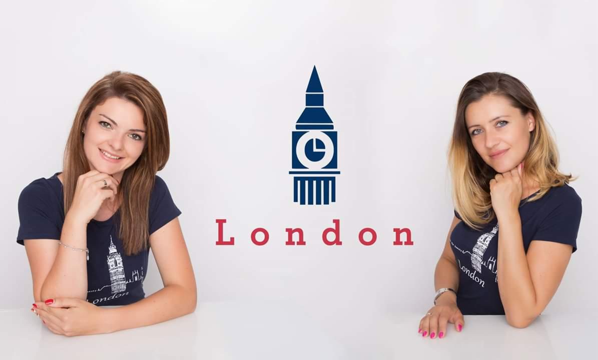 Dwie uśmiechnięte kobiety w granatowych koszulkach z motywem Big Bena i napisem London, siedzące przy białym stole na jasnym tle z logo szkoły językowej.