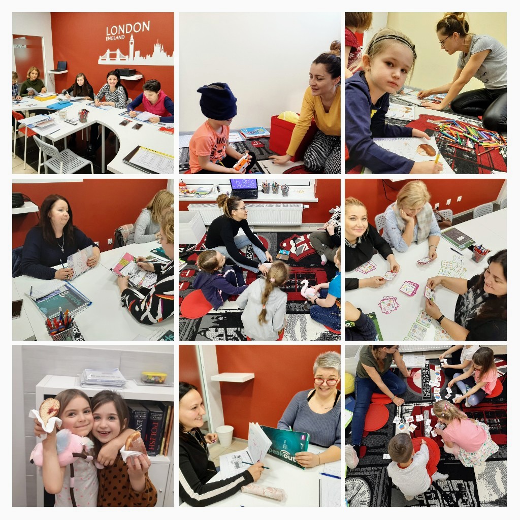 Montaż zdjęć przedstawiający uczniów i nauczycieli w różnych scenach nauki języka angielskiego: lekcje w klasie, gry edukacyjne na dywanie, praca z książkami i materiałami pomocniczymi, w tle...