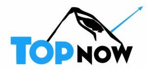 Logo firmy 'Top Now' przedstawiające stylizowaną górę w kolorze czarnym z niebieską strzałką skierowaną w górę, nazwa firmy w kolorach niebieskim i czarnym.