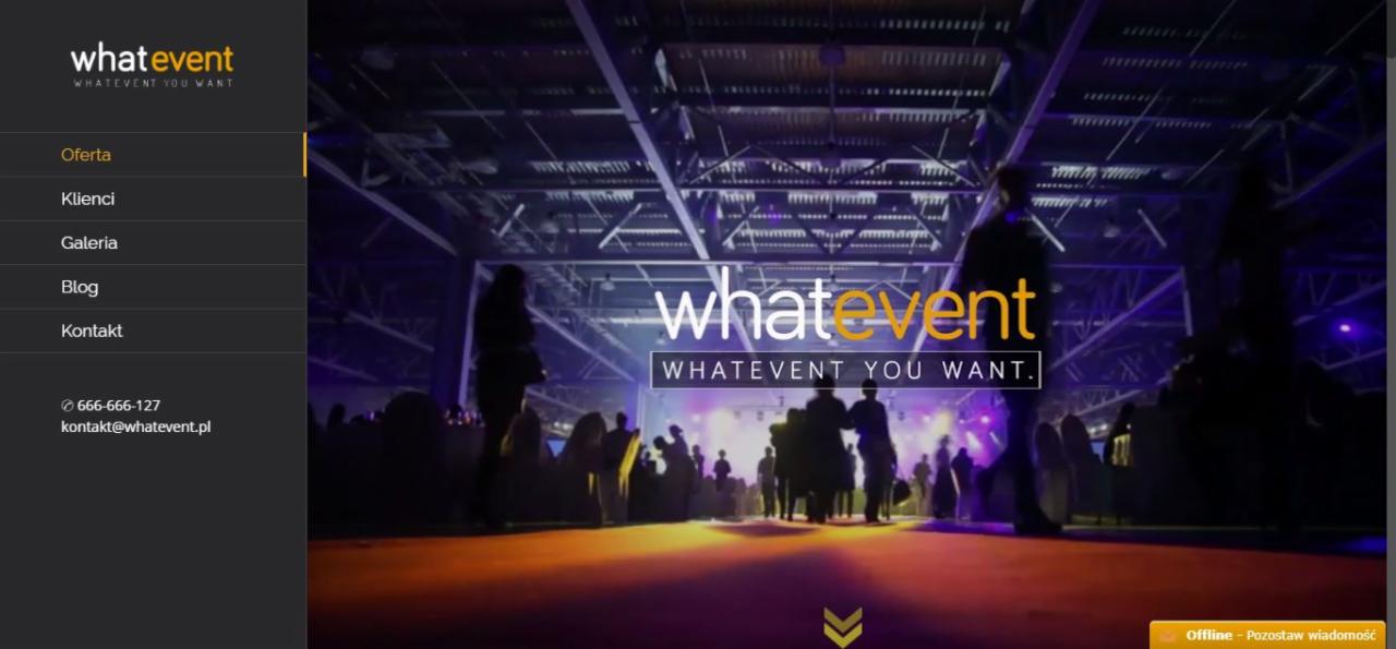 Strona internetowa firmy eventowej 'whatevent' z tłem przedstawiającym salę pełną ludzi podczas wydarzenia, widoczny branding firmy i menu nawigacyjne.