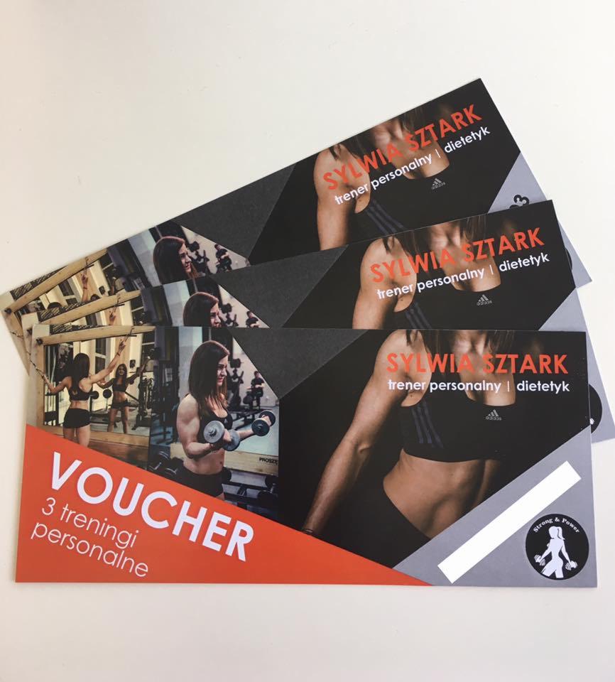 Vouchery na 3 treningi personalne w Kaliszu, z wizerunkiem trenerki Sylwii Sztark i informacjami kontaktowymi, ułożone kaskadowo na białym tle.