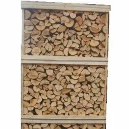 Układane w równych rzędach drewno opałowe, pocięte na kawałki i umieszczone w drewnianej skrzyni na palecie.