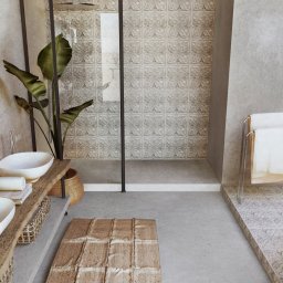 Pracownia Concept - Nowoczesna łazienka z dwoma umywalkami nablatowymi, kabiną prysznicową typu walk-in z dekoracyjnymi płytkami, wolnostojącą wanną i roślinami doniczkowymi.