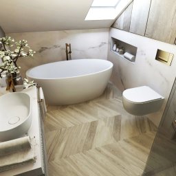Pracownia Concept - Nowoczesna łazienka z marmurowymi ścianami, wolnostojącą wanną, wiszącą toaletą, umywalką nablatową i podświetlanym lustrem owalnym, akcentem jest drewniana okładzina ścienna i podłoga ułożona...