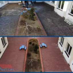 Dwa ujęcia dziedzińca przed i po myciu ciśnieniowym; widoczne różnice w czystości kostki brukowej, pracownik z myjką ciśnieniową w tle, oraz elementy małej architektury, takie jak ławki i rabata...