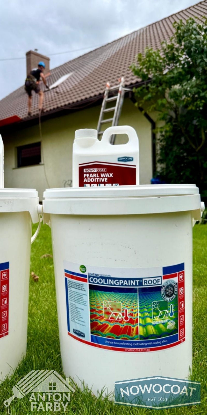 Praca na dachu z użyciem Coolingpaint Roof. Widoczny pracownik na dachu, drabina, wiadro z farbą i dodatkiem Pearl Wax Additive. Usługa malowania dachów.