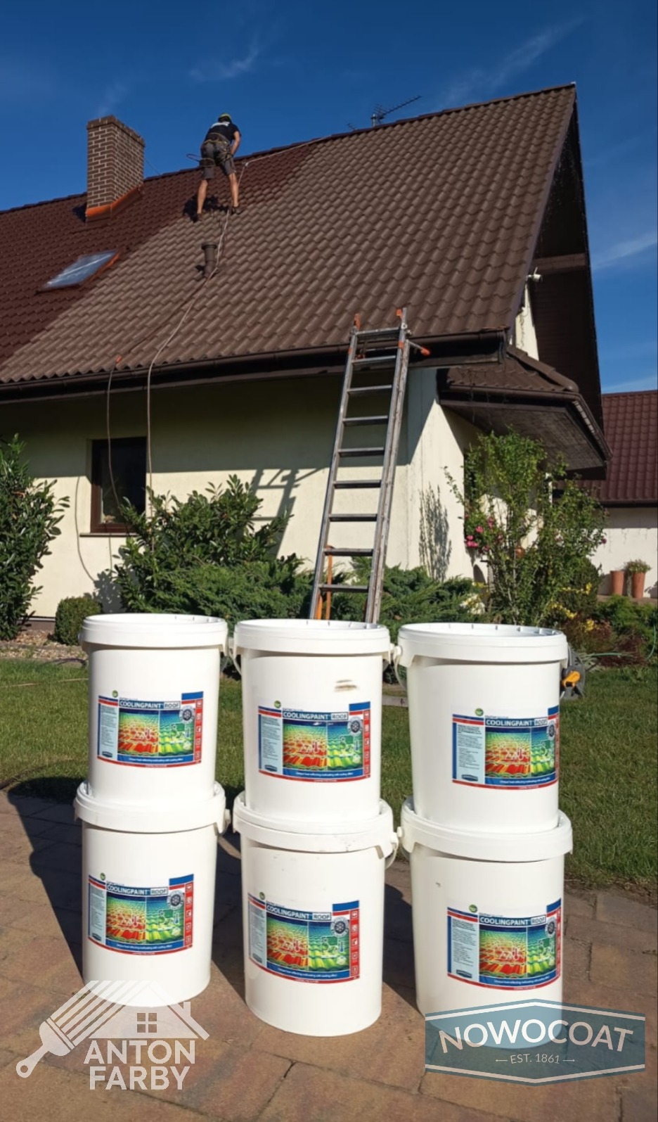Pracownik na dachu podczas aplikacji powłoki odbijającej ciepło. U dołu widoczne białe wiadra z etykietą 'Coolingpaint Roof' i drabina oparta o budynek.