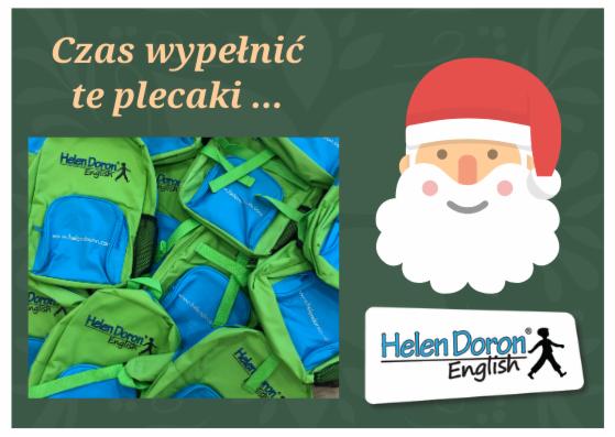Stos zielono-niebieskich plecaków z logo Helen Doron English, obok grafika Świętego Mikołaja i logo firmy na zielonym tle z tekstem 'Czas wypełnić te plecaki...'