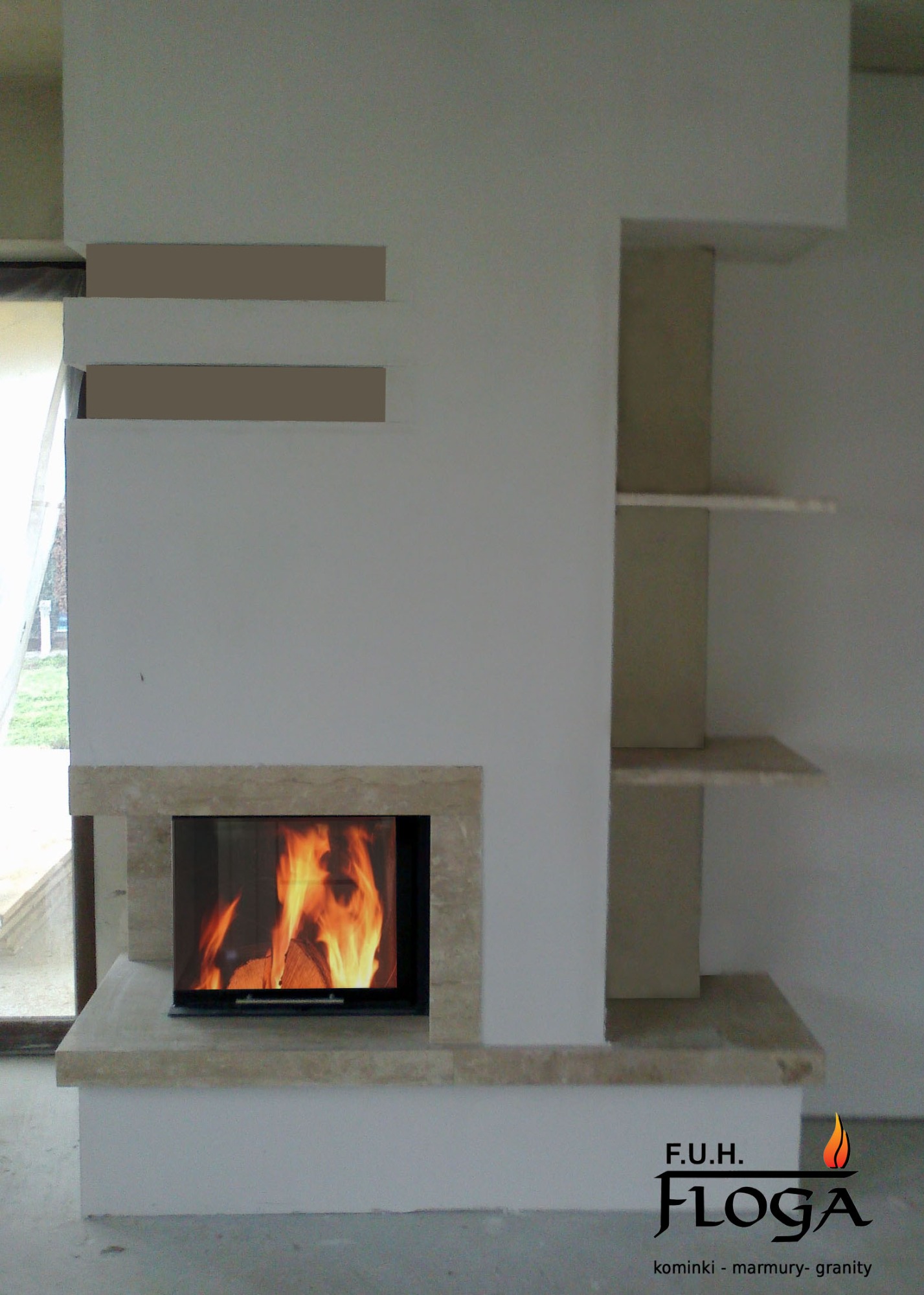 Nowoczesny kominek z obudową z jasnego kamienia, płomienie widoczne za szybą, obok półki wnękowe, logo firmy w prawym dolnym rogu.