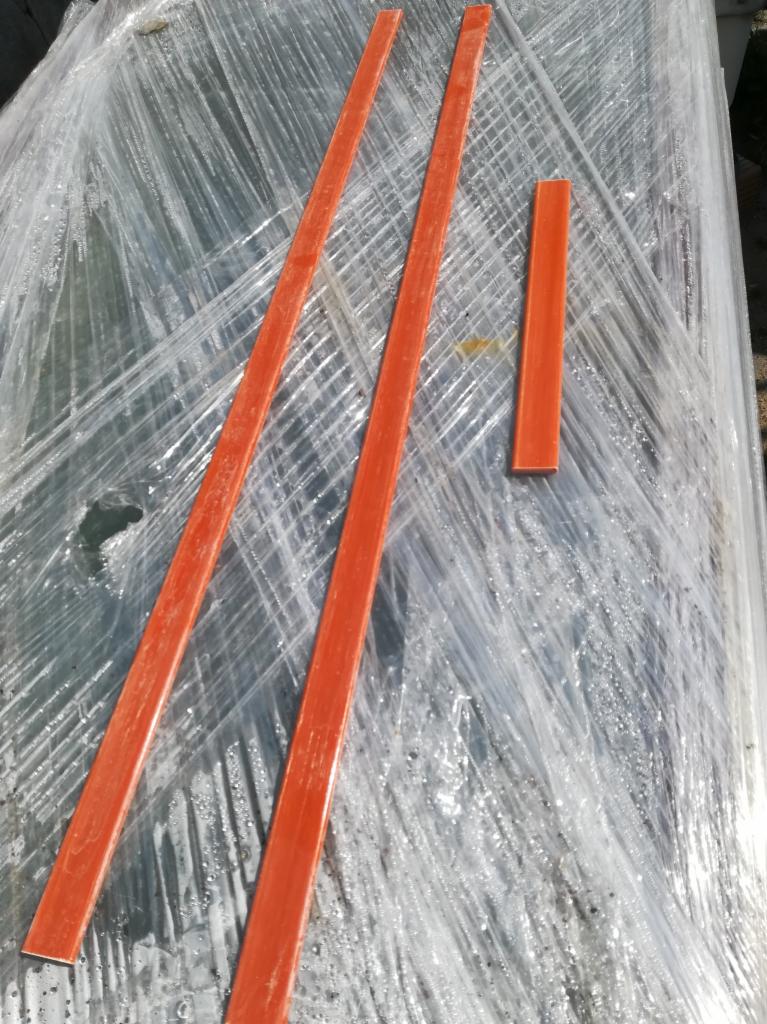 Pomarańczowe pręty na folii ochronnej, prawdopodobnie elementy konstrukcyjne, dostarczone do Stojadeł.