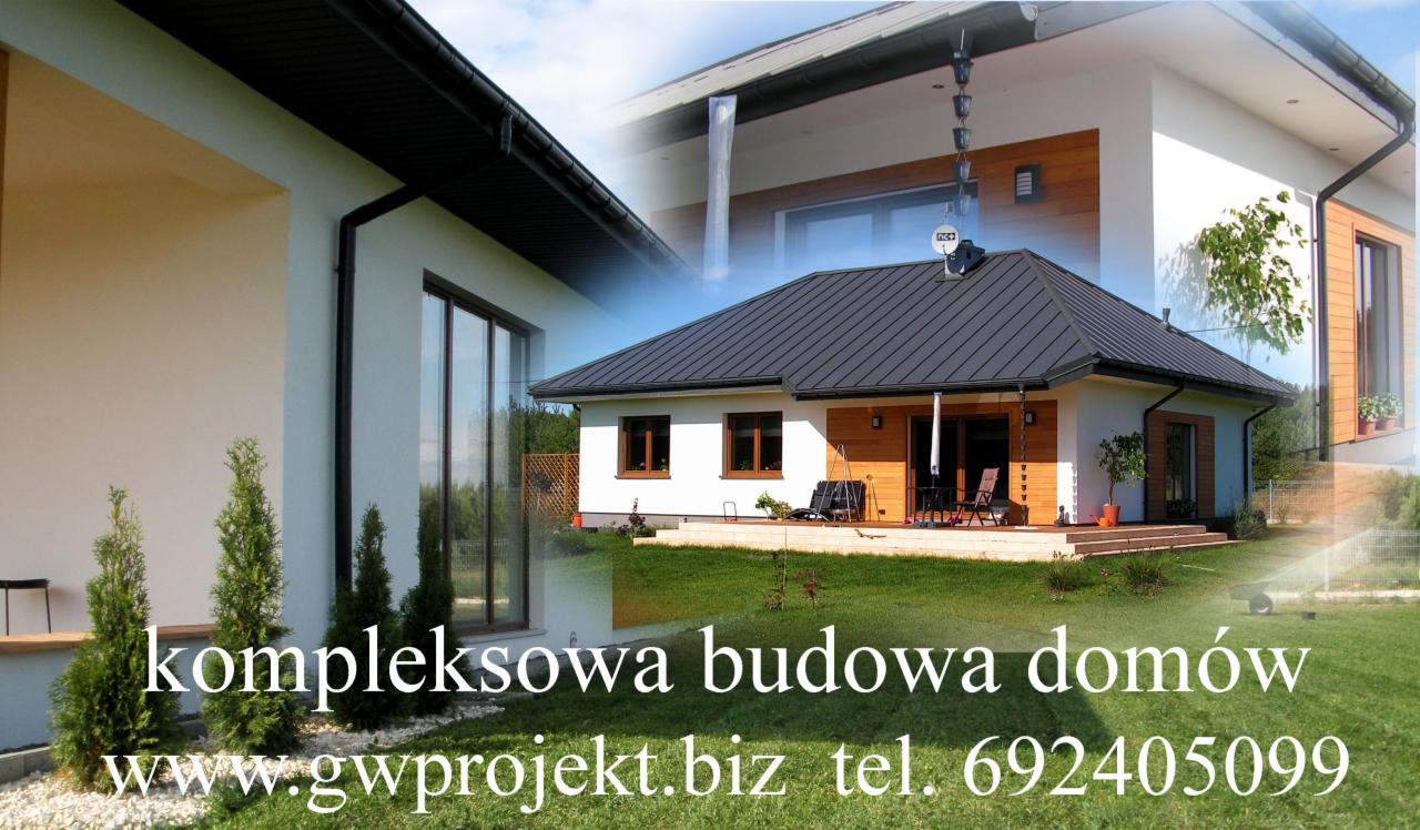 Wizualizacja domu jednorodzinnego z czarnym dachem i jasną elewacją, z widocznymi elementami drewnianymi i ozdobnymi rynnami łańcuchowymi.