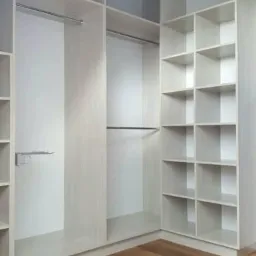 Jasna, narożna garderoba z półkami i drążkami, widok z dołu, parkiet na podłodze.