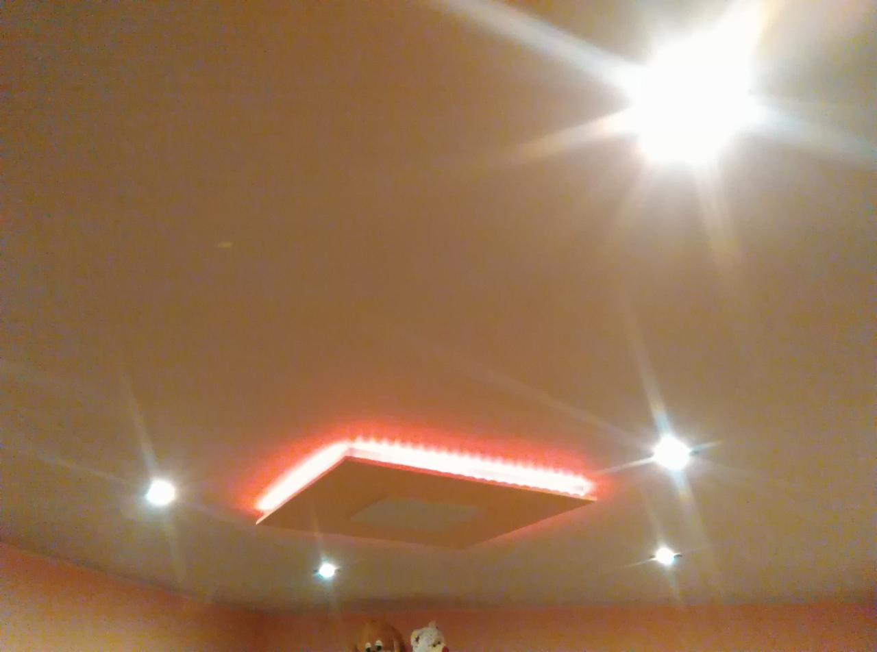 Sufit podwieszany z oświetleniem LED w Waliszewicach, widok z dołu, z widocznymi punktowymi światłami.