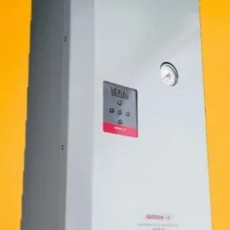 Biały, wiszący kocioł gazowy marki Aberon z cyfrowym wyświetlaczem i analogowym manometrem na żółtym tle.