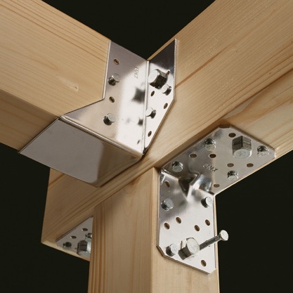 Połączenie drewnianych belek za pomocą metalowych, perforowanych łączników kątowych, mocowanych na śruby i gwoździe.
