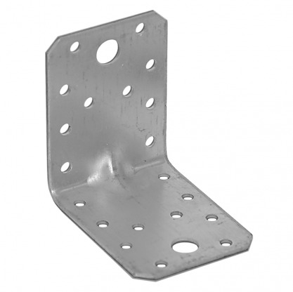 Metalowy kątownik budowlany z licznymi otworami montażowymi, sfotografowany na białym tle.