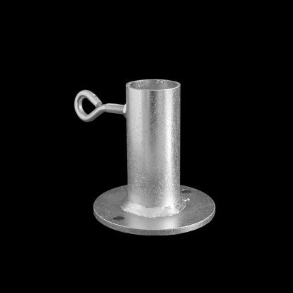 Metalowy słupek z podstawą i uchem mocującym, widoczne spawy, na czarnym tle.