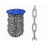 Szpula łańcucha stalowego o ogniwach owalnych, widok z boku fragmentu łańcucha na białym tle.