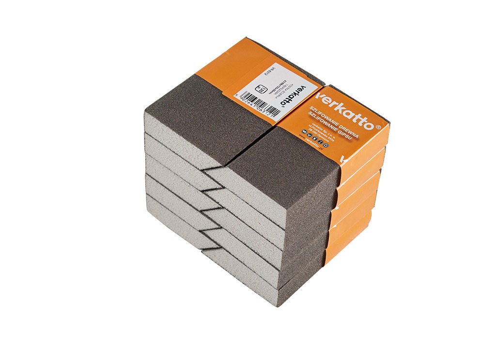 Zestaw ośmiu szlifowanych gąbek ściernych Verkatto w oryginalnych opakowaniach, przeznaczonych do szlifowania drewna i gipsu, ułożonych w stos na białym tle.
