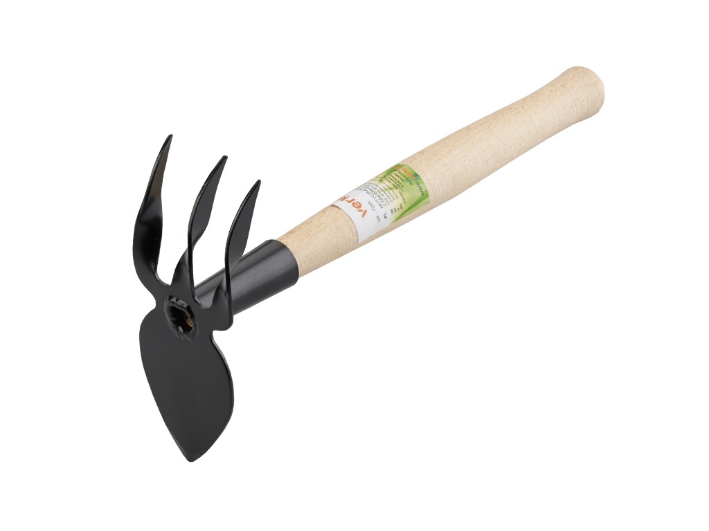 Małe, czarne narzędzie ogrodnicze z drewnianą rączką, składające się z trzech zębów i ostrza w kształcie serca, leżące na białym tle.