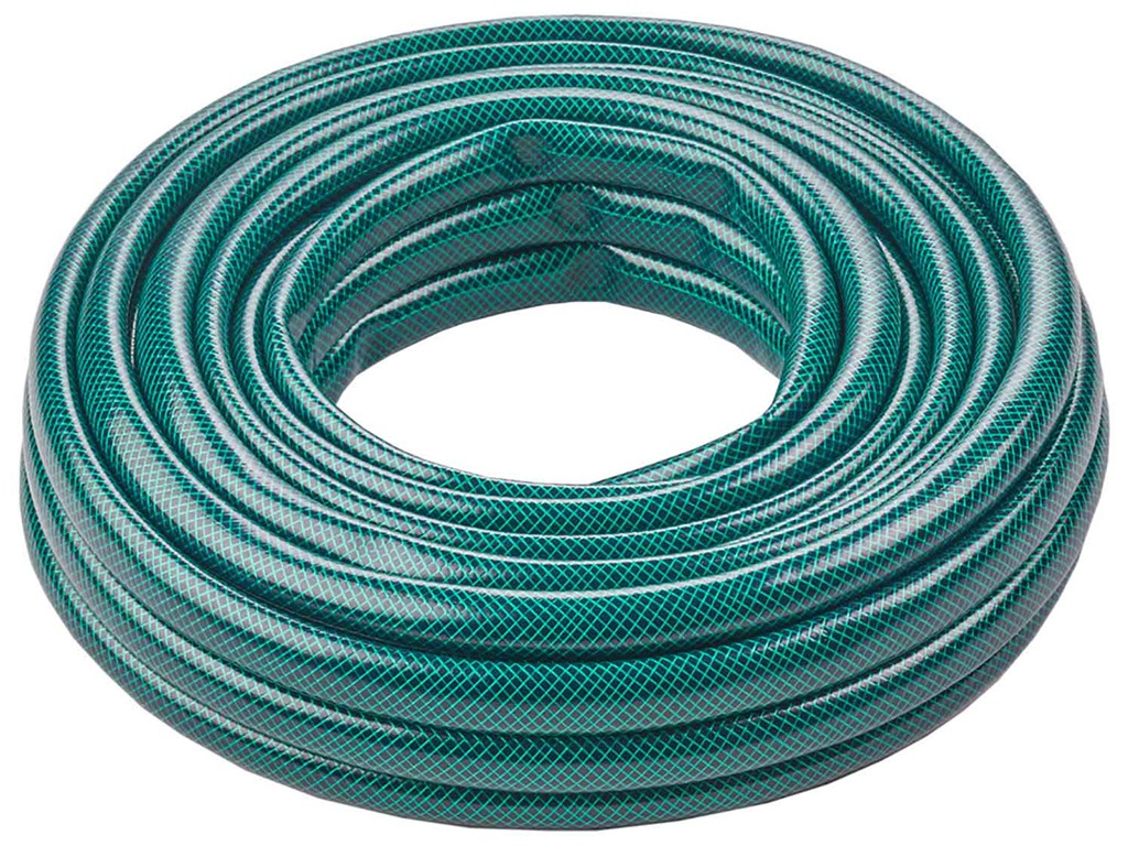 Zwinięty w krąg, zielony wąż ogrodowy z delikatnym wzorem siatki, leżący na białym tle.